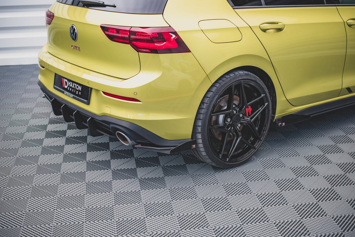 Bakre sideflaps til VW Golf 8 GTI Clubsport / GTI montert på sort VW Golf 8