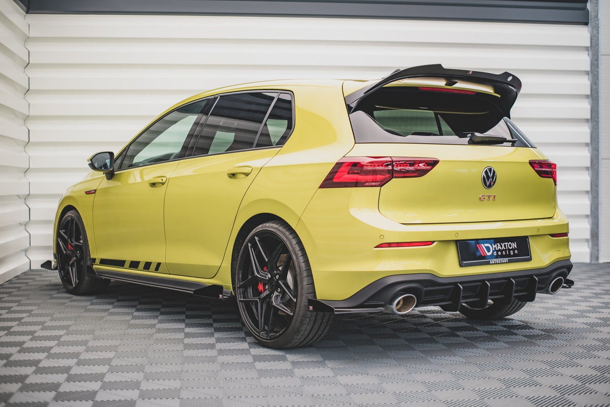 Sideflaps bak for VW Golf 8 GTI Clubsport / GTI sett skrått bakfra