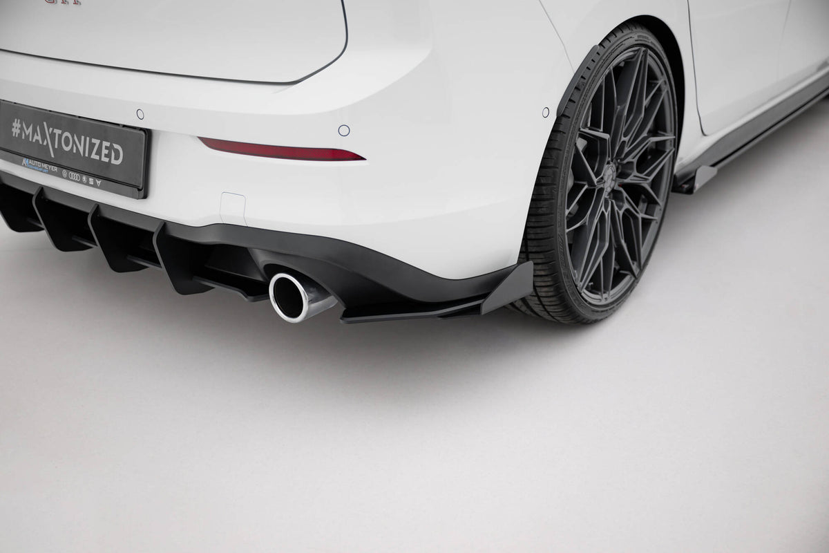 Bakre sideflaps til VW Golf 8 GTI / GTE montert på sort VW Golf 8