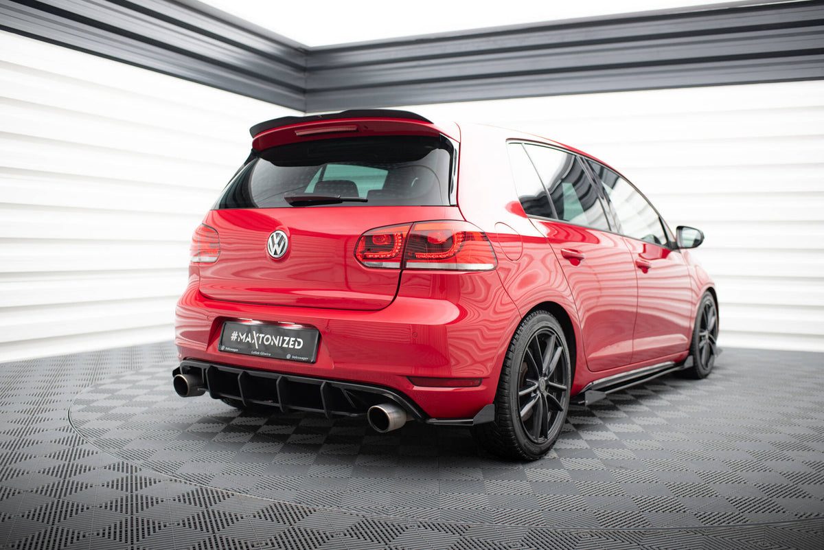 Nærbilde av bakre sidepanel i blank svart ABS-plast for Golf GTI MK6