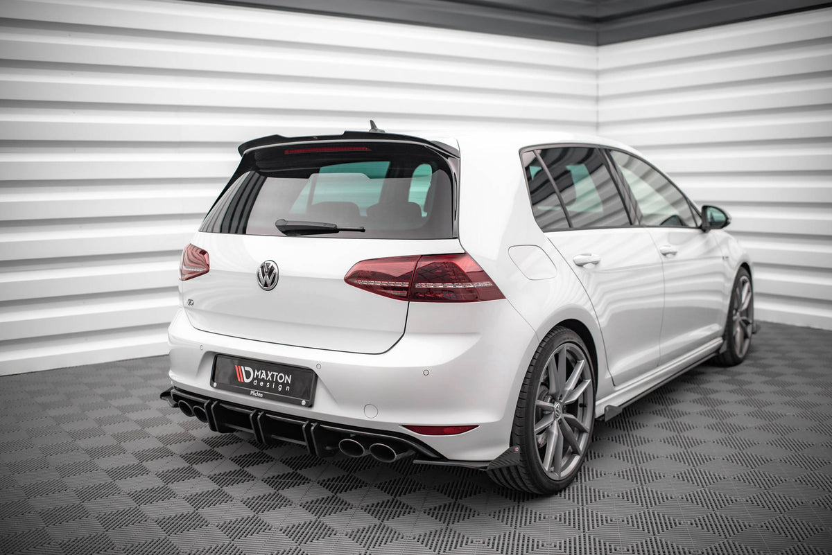 Nærbilde av bakre sidespliters i matt svart ABS-plast til Golf R MK7