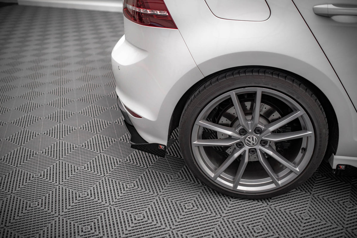 Street Pro bakre sideflaps for VW Golf R MK7 vist fra skrå vinkel