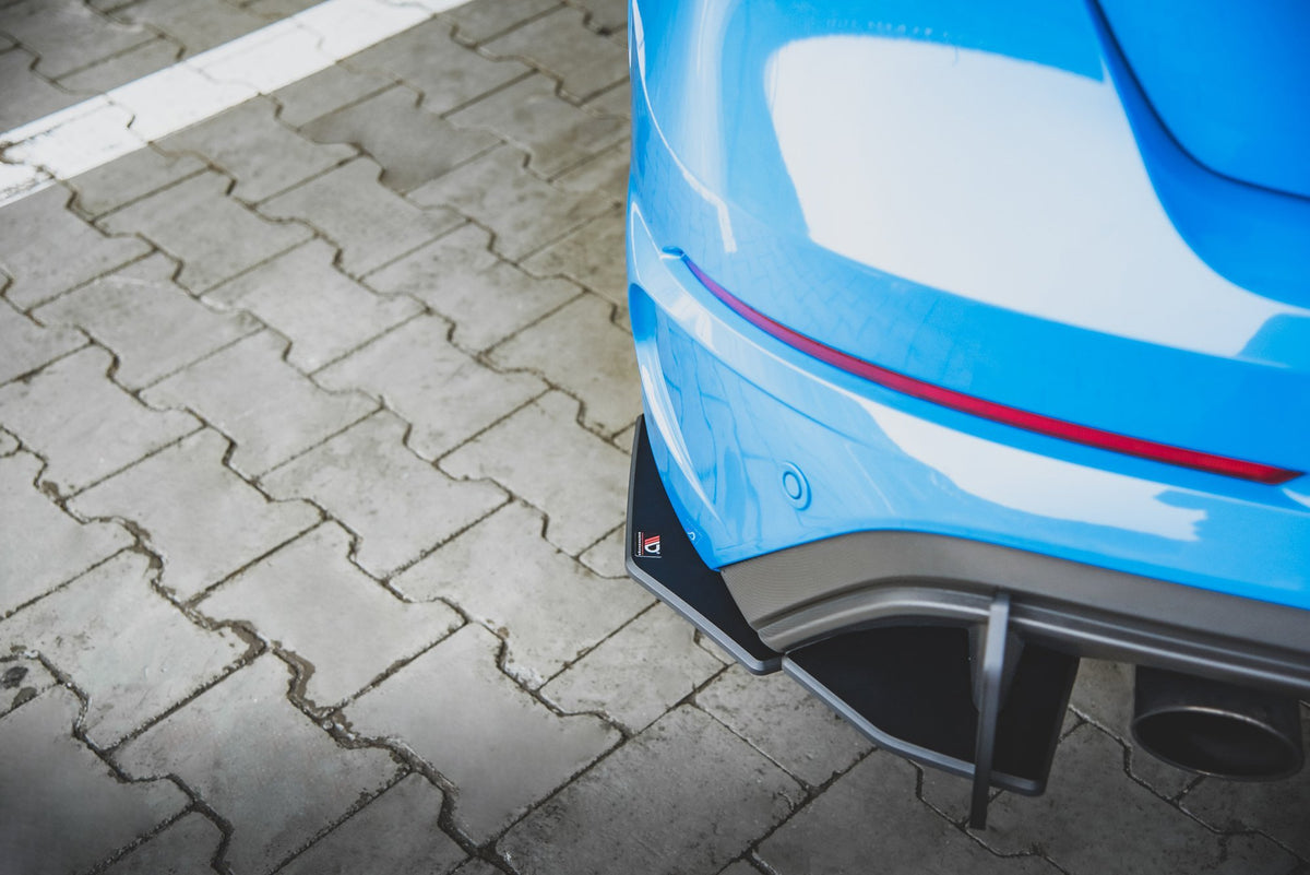 Bakre sideflaps Street Pro til Ford Focus RS MK3 i matt svart, sett forfra