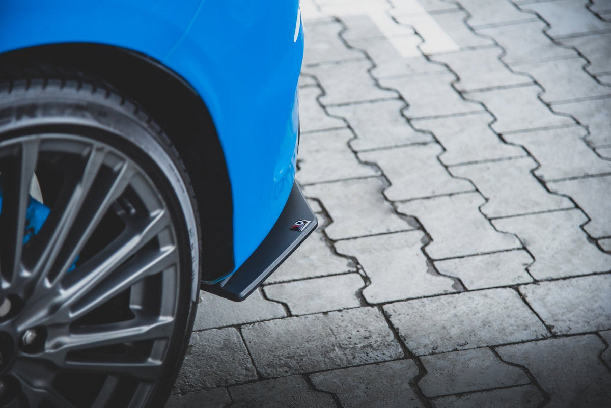 Sidesplitter montert på bakstøtfanger til Ford Focus RS MK3, skrå vinkel