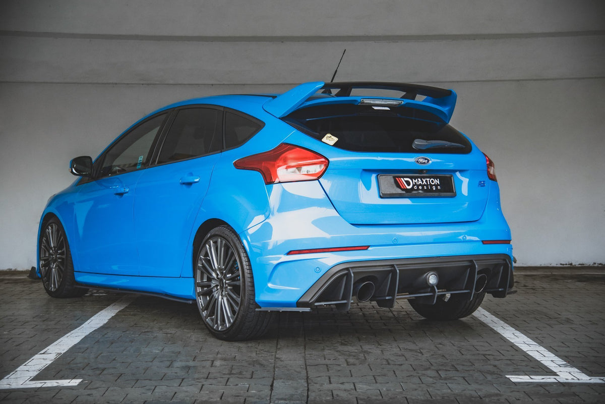 Nærbilde av Street Pro sideflap for Focus RS MK3 som viser kantfinish