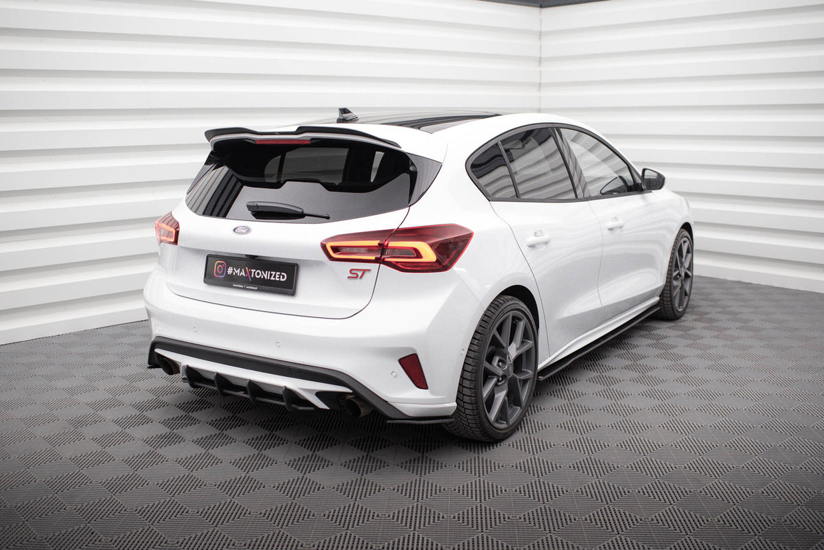 Bakre sidesplitter i matt svart ABS montert på Ford Focus ST MK4, skrå vinkel