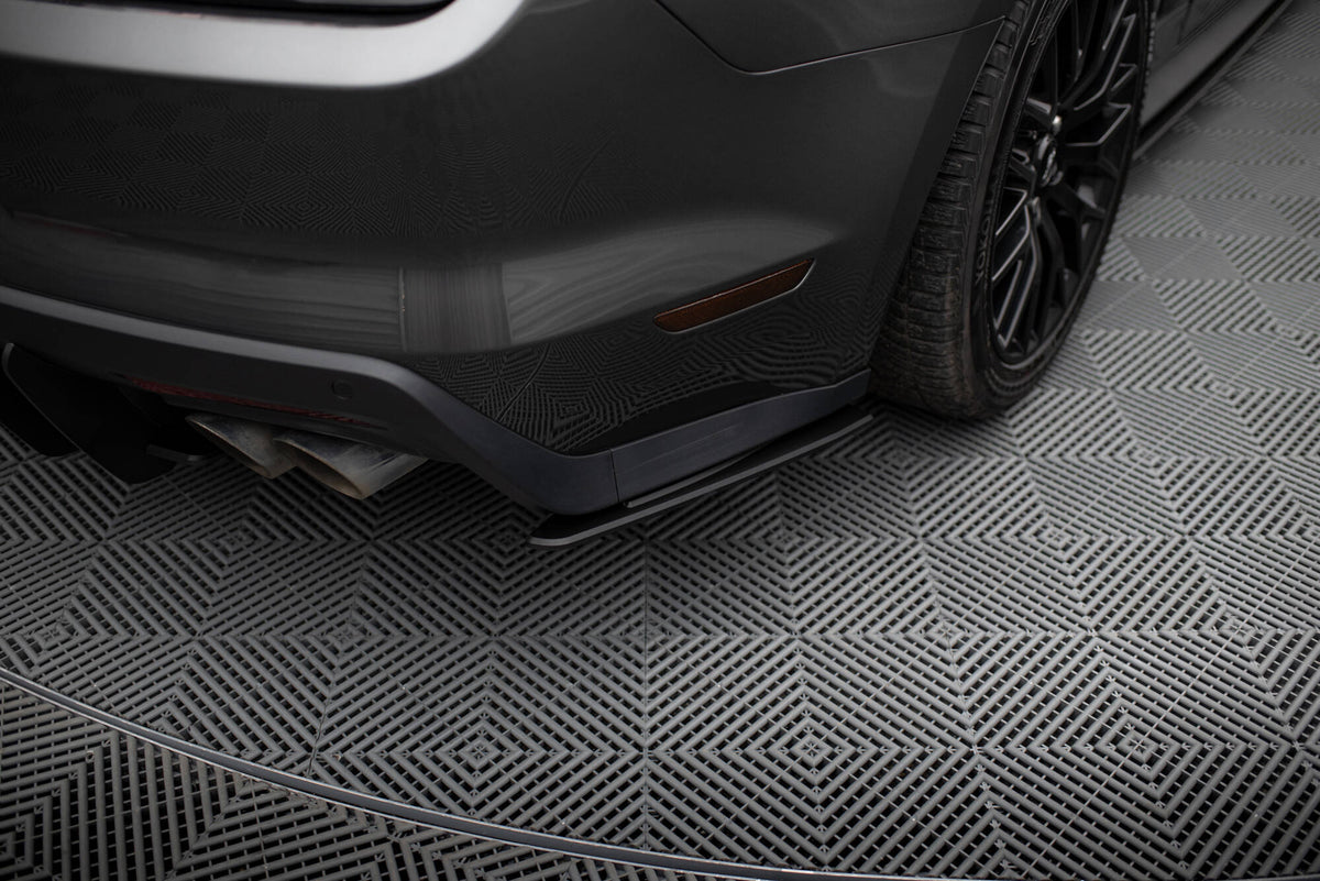 Sideflaps bak Street Pro for Ford Mustang GT MK6 i matt svart sett forfra på hvit bakgrunn
