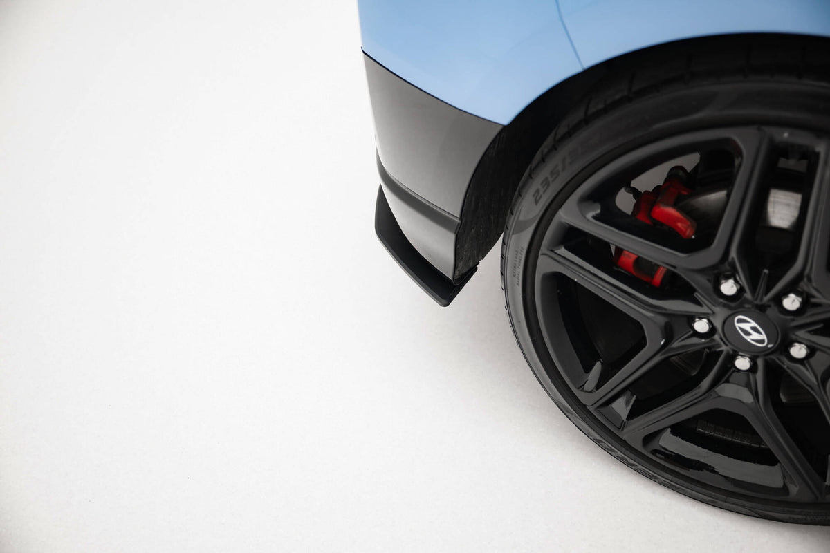 Nærbilde av Street Pro sideflap med 10 mm tykt ABS-materiale og matt svart finish