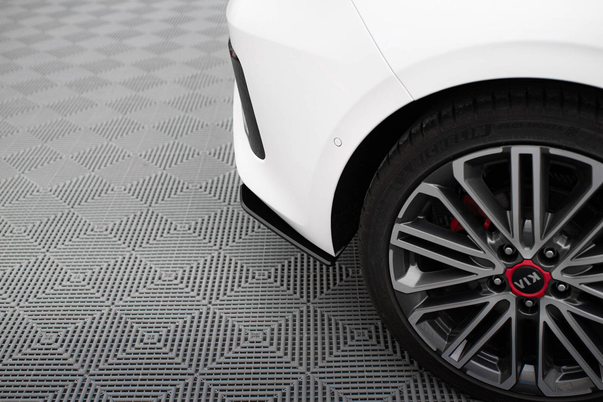 Sideflaps bak for Kia Ceed GT MK3 vist ovenfra med beskyttelsesfolie