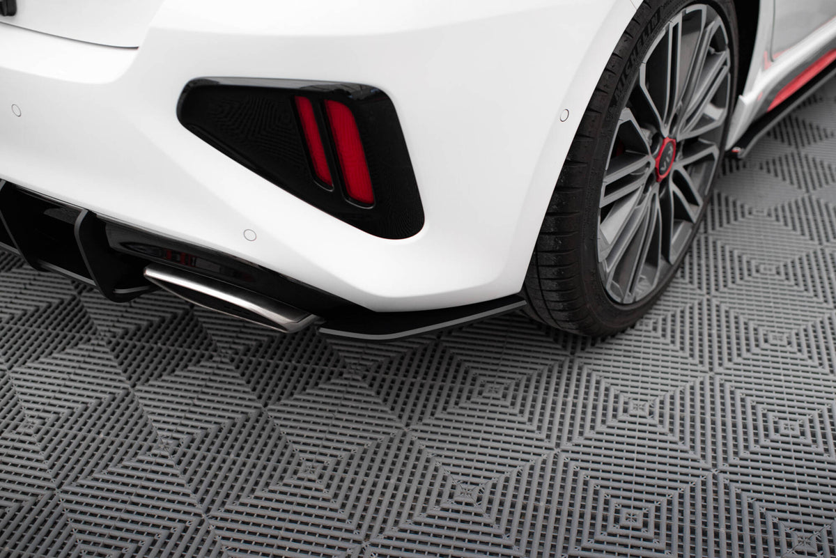 Street Pro bakre sidesplitter for Kia Ceed GT MK3 i matt svart, sett i skrå vinkel