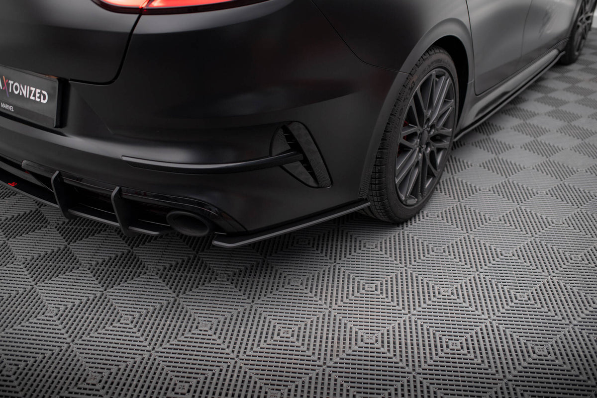 Bakre sideflaps Street Pro montert på Kia Proceed GT Facelift sett skrått bakfra