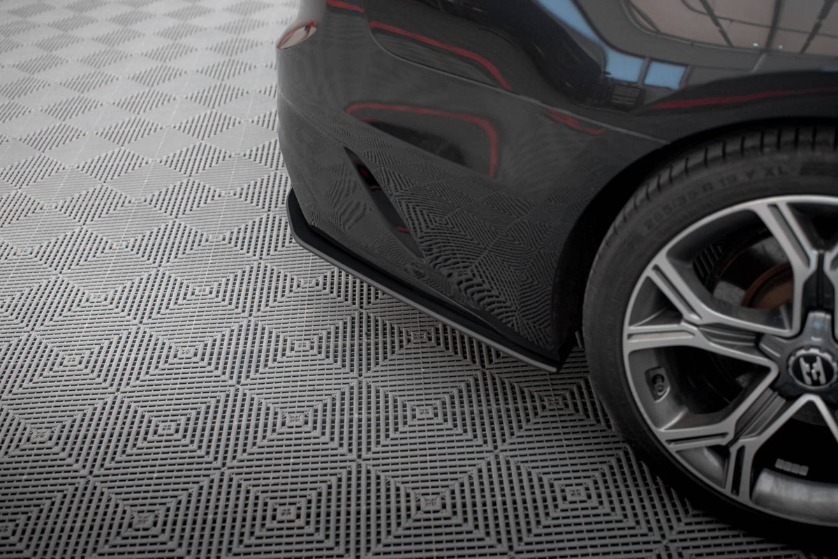 Bakre sideflap montert på Kia Stinger GT-Line Mk1, skrå vinkel