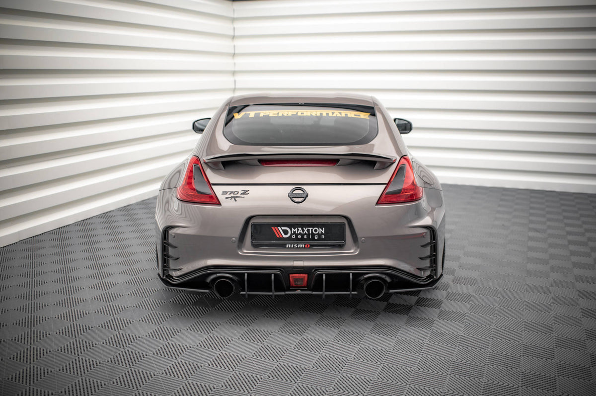 Nærbilde av Street Pro sideflap bak i ABS-plast til Nissan 370Z Nismo Facelift