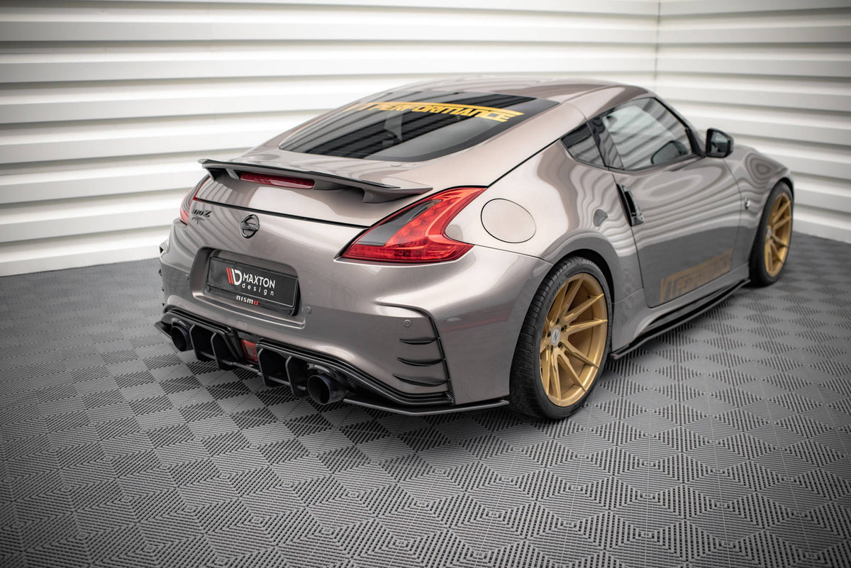 Bakre sidesplitter montert på Nissan 370Z Nismo Facelift, skrå vinkel