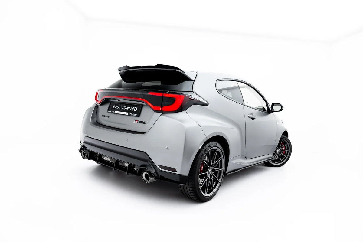 Venstre og høyre sidesplittere bak montert på Toyota GR Yaris Mk4