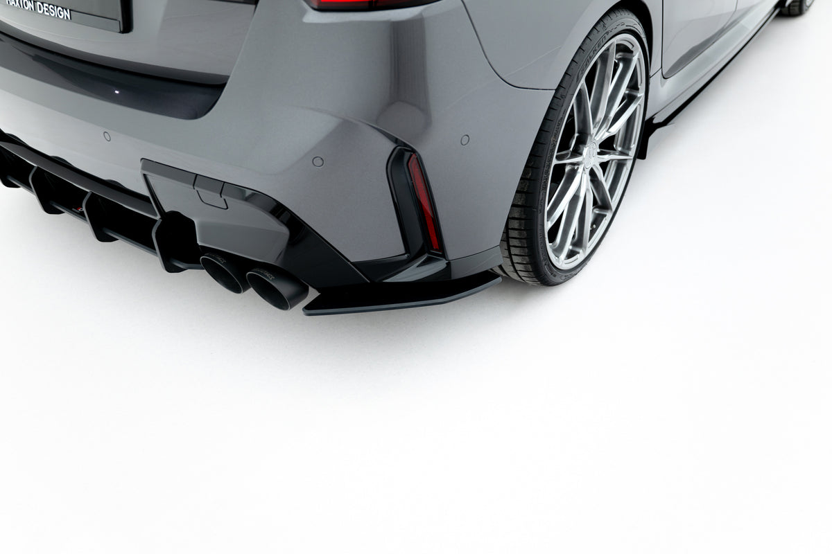 Sideflaps bak i ABS-plast for BMW M135I F70 fra Maxton Design, V1 design montert på bakre støtfanger