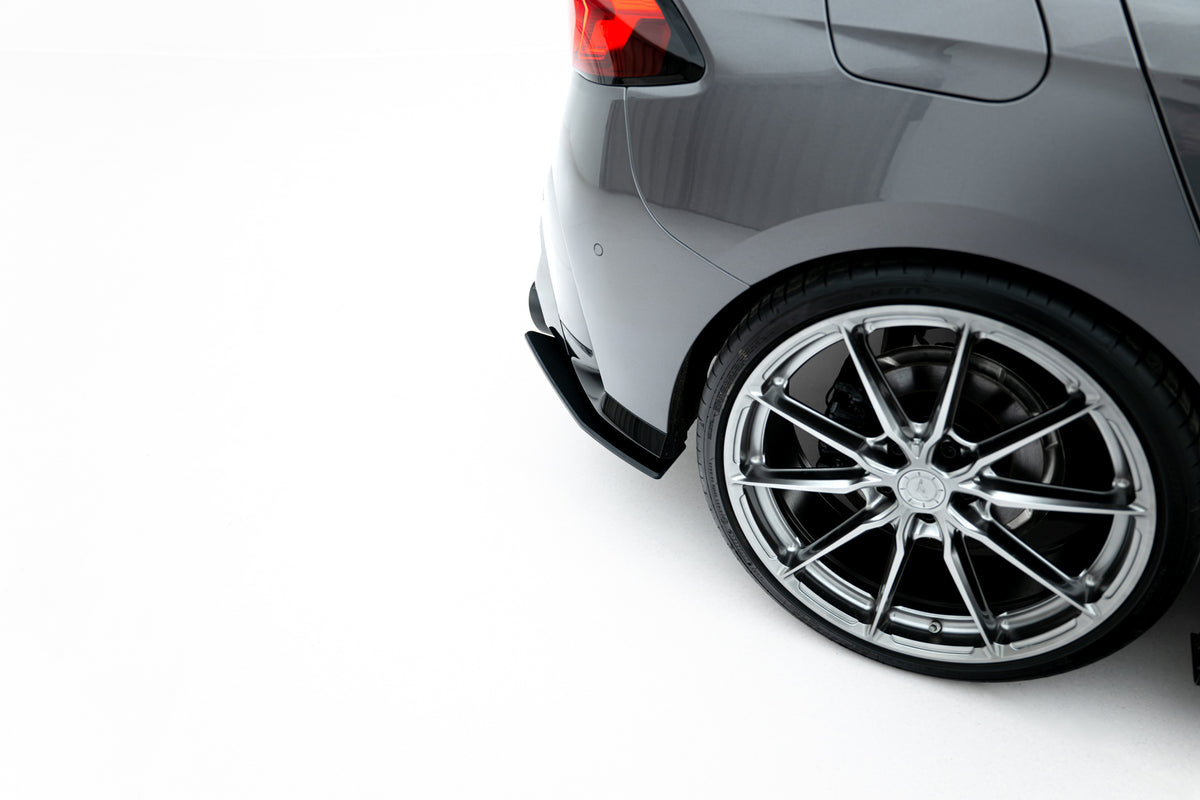 Maxton Design bakre sidesplittere V1 i svart ABS for BMW M135I F70 sett fra siden
