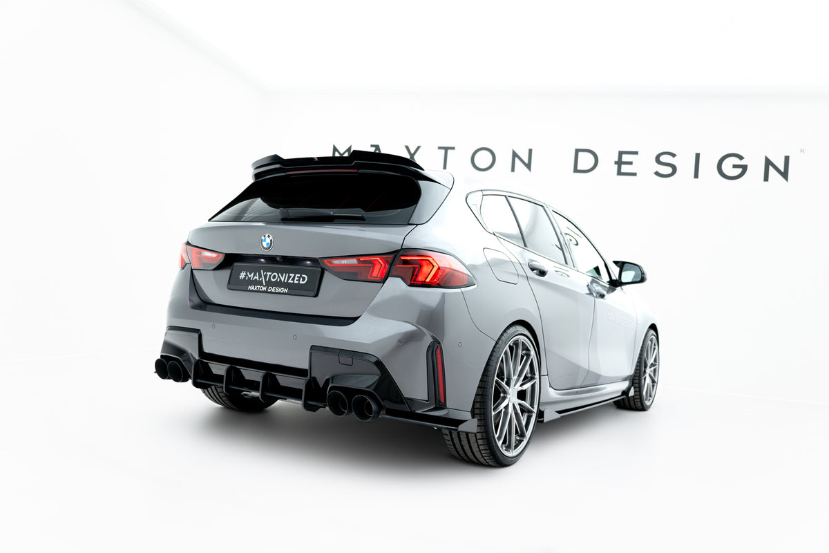 Nærbilde av sideflaps bak i ABS-plast montert på BMW M135i F70, Maxton Design V1 modell