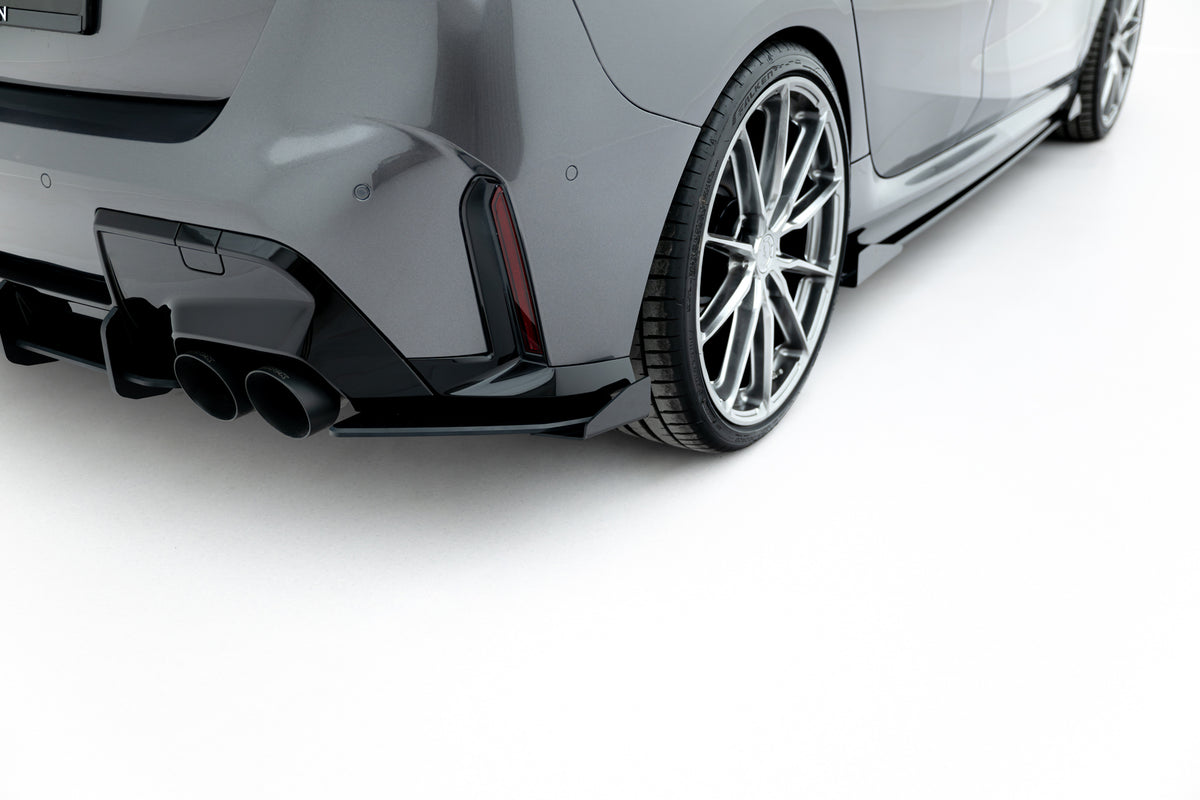 Sideflaps bak for BMW M135i F70 med flaps V1 – sporty design i svart ABS-plast fra Maxton Design