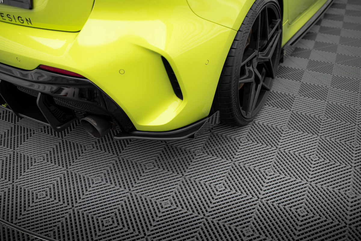 Sideflaps bak med flaps V.1 til BMW 1-serie F40 M-Pakke/M135i – Maxton Design, ABS-plast, forfra