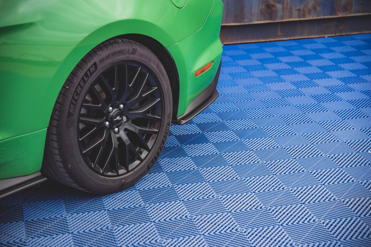 Bakre sideflaps Street Pro for Ford Mustang GT Facelift sett ovenfra på hvit bakgrunn