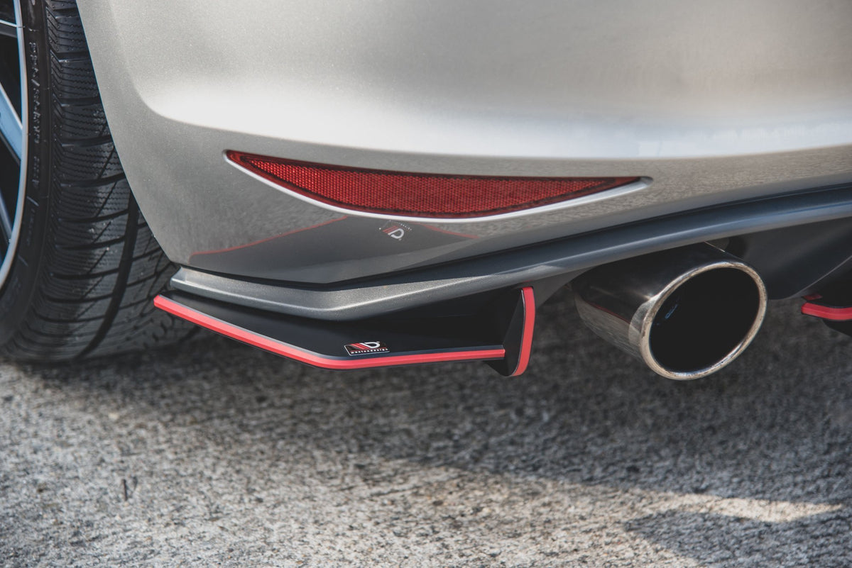Sideflaps bak montert på VW Golf 7 GTI, nærbilde av kantfinish