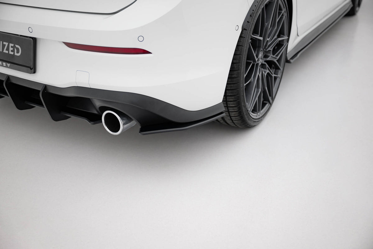 Bakre sideflaps V.1 til VW Golf 8 GTI / GTE montert på sort VW Golf 8
