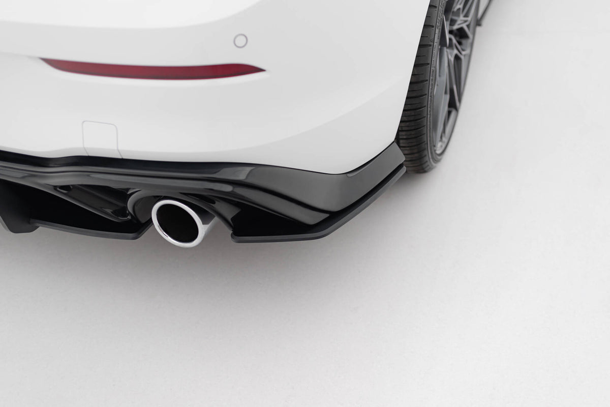 Bakre sideflaps V.1 til VW Golf 8 GTI montert på sort VW Golf 8