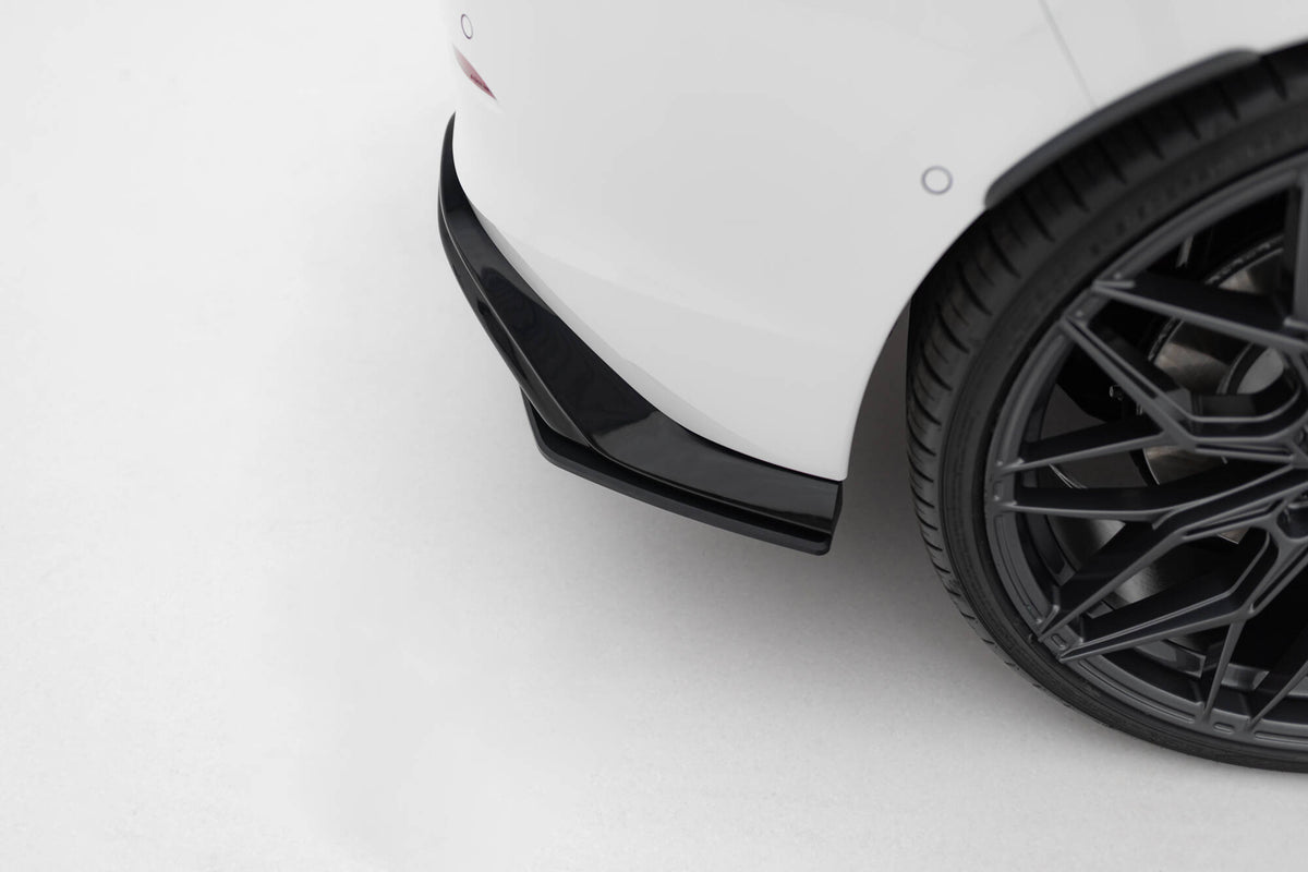 Sideflaps bak V.1 for VW Golf 8 GTI sett skrått bakfra