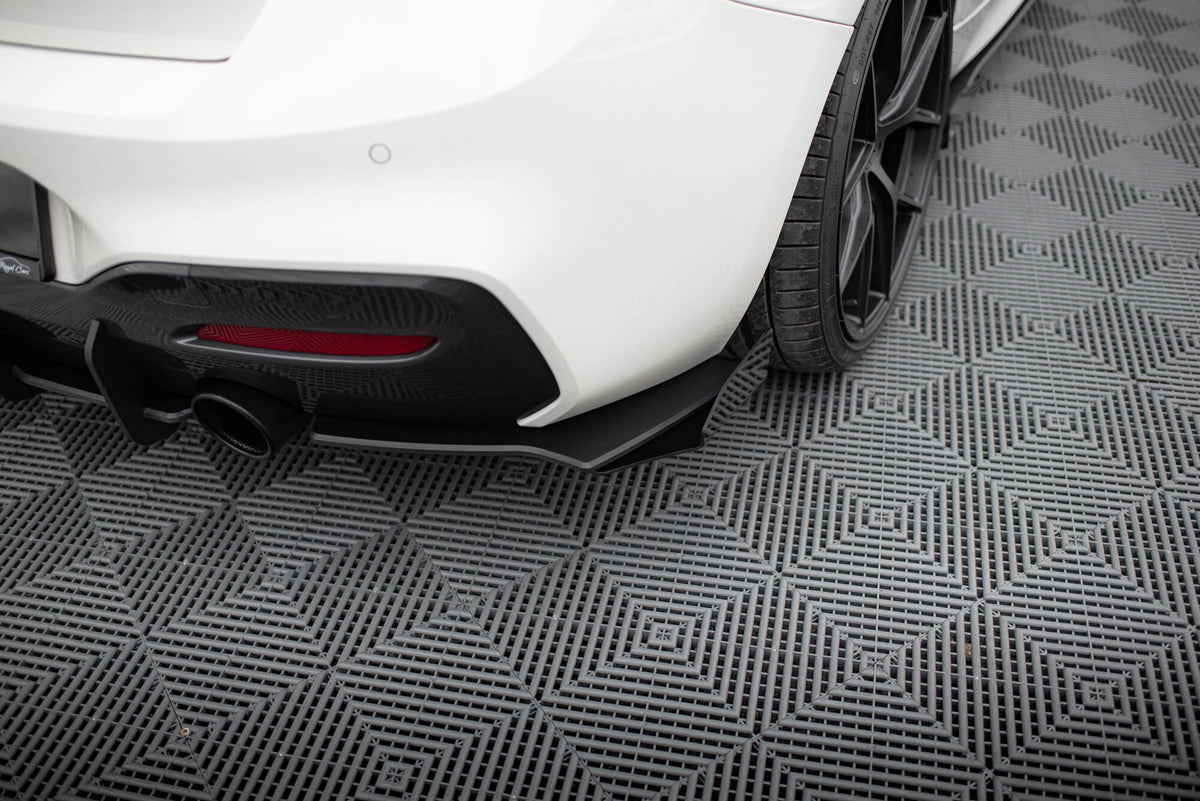 Street Pro Bakre Sidesplittere V.2 med Flaps til BMW 1 F20 M140i – Maxton Design