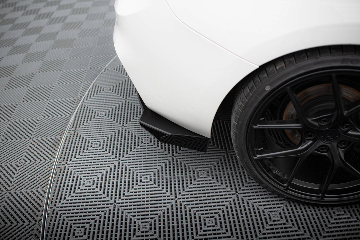 Nærbilde av sideflap bak BMW 1 F20 M140I V.2 med presis passform mot karosseriet