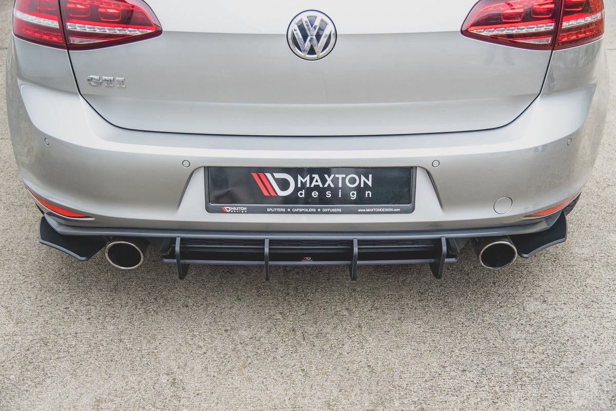 Street Pro bakre sidesplitter for VW Golf 7 GTI fotografert fra siden