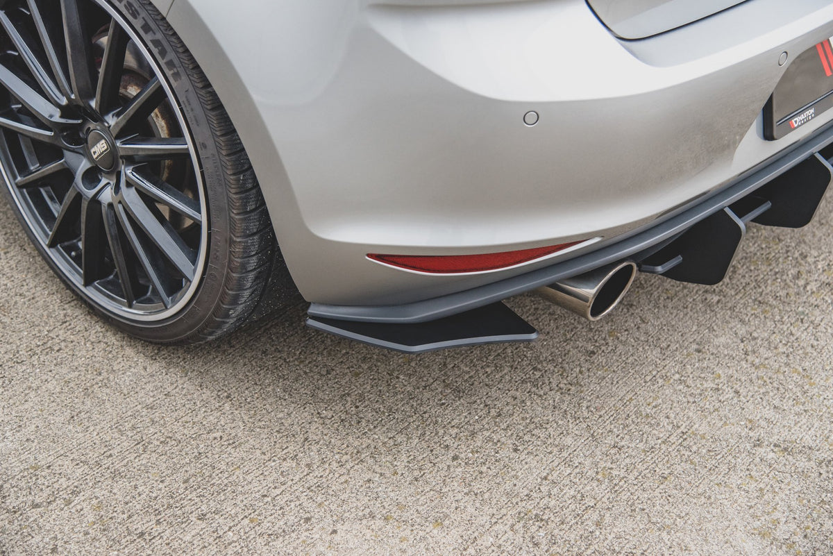 Sideflaps bak Street Pro V.2 for VW Golf 7 GTI – komplett sett med begge deler sett ovenfra
