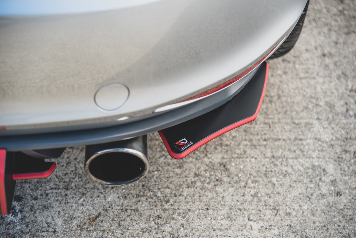 Bakre sidesplitter V.2 montert på VW Golf 7 GTI sett fra skrå vinkel bak