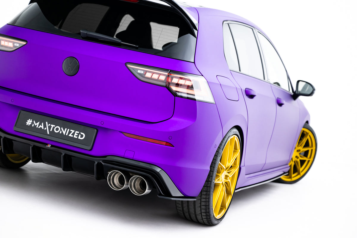 Bakre sideflaps V.2 til VW Golf 8 R Facelift montert på sort VW Golf 8