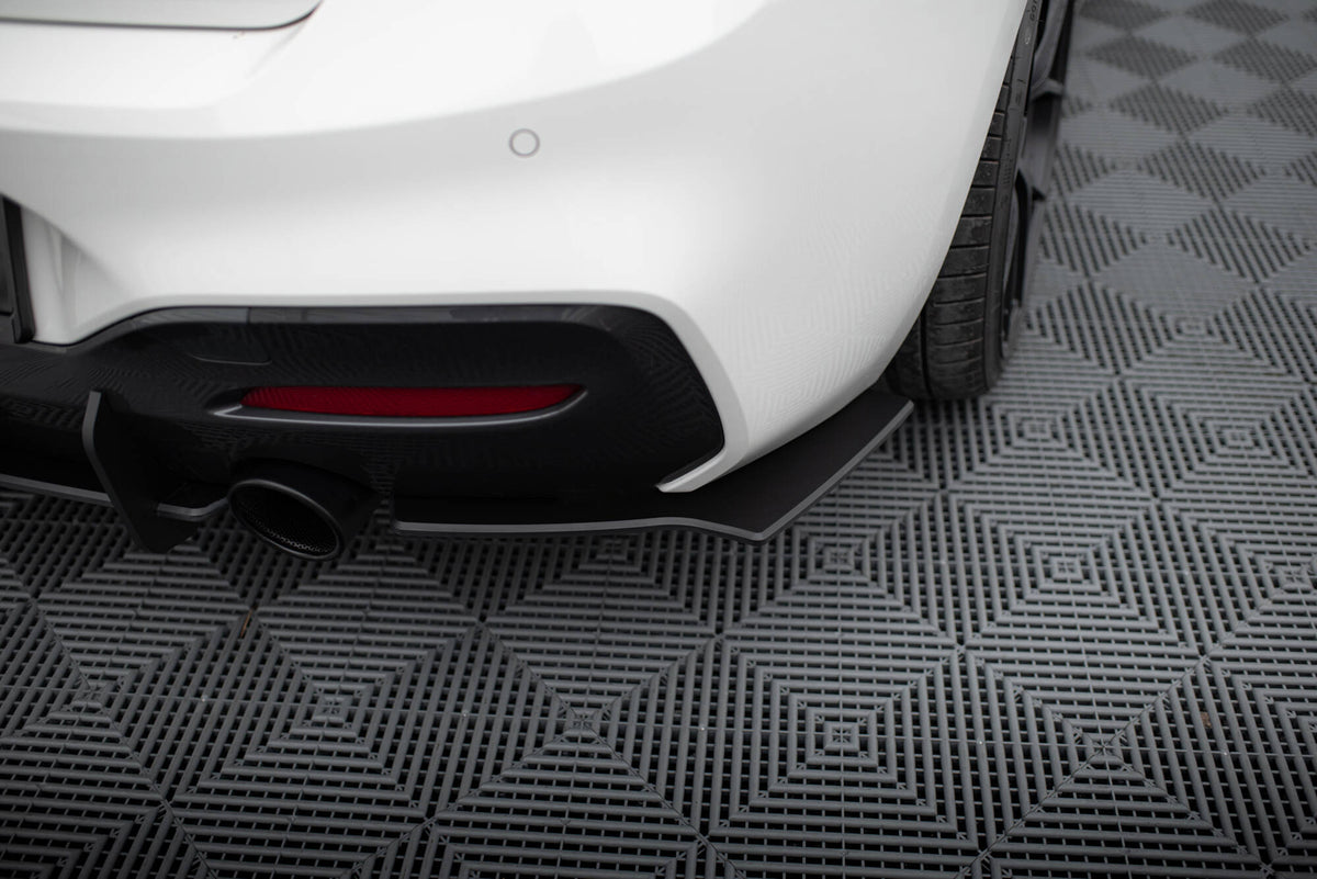Sideflaps bak BMW 1 F20 M-Pakke M140I V.2 montert på svart bakfanger sett fra siden
