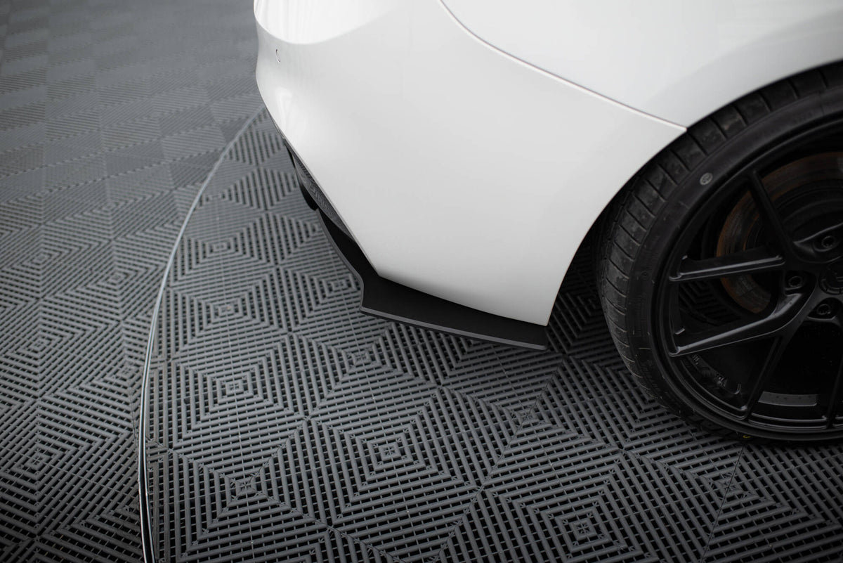 Sideflaps bak BMW 1 F20 M-Pakke M140I V.2 fremhever den aggressive diffusorlinjen bakfra