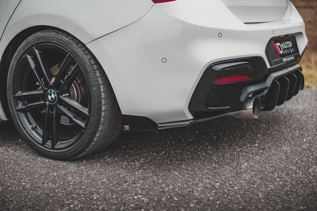 Nærbilde av sideflaps bak V.3 for BMW F20 M140I med integrerte flaps-detaljer