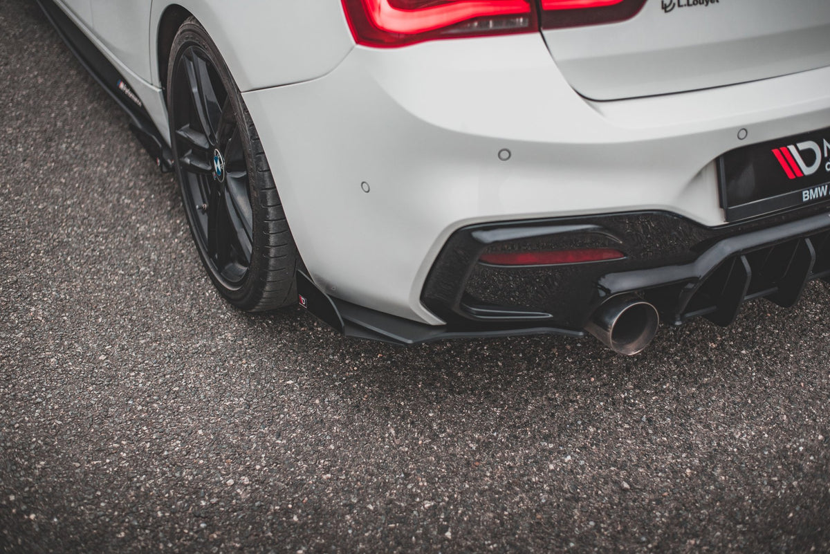Sideflaps bak BMW 1 F20 M140I V.3 montert på støtfanger i sort matt finish