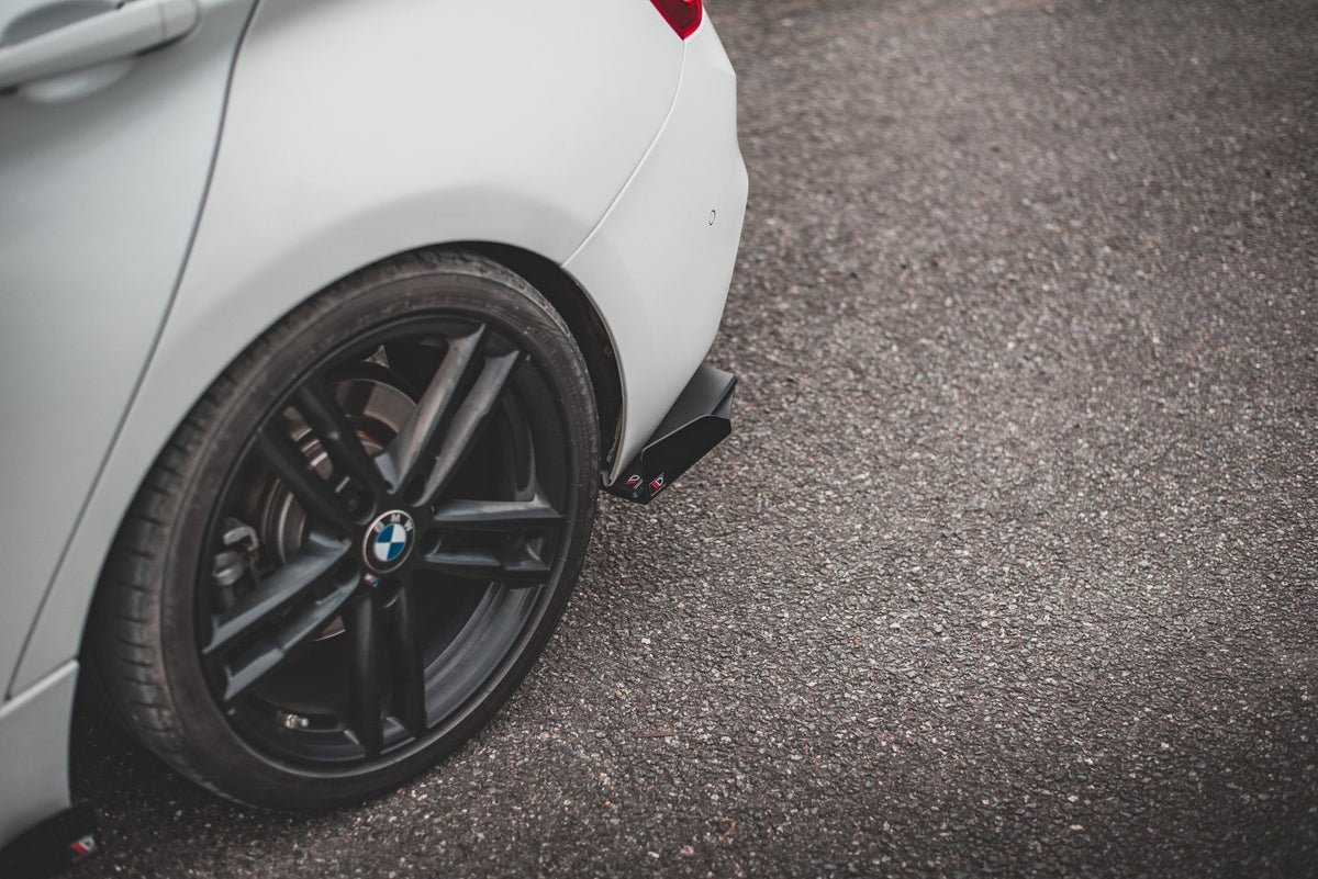 Sideflaps bak V.3 til BMW F20 M140I – splittersett i ABS-plast før montering