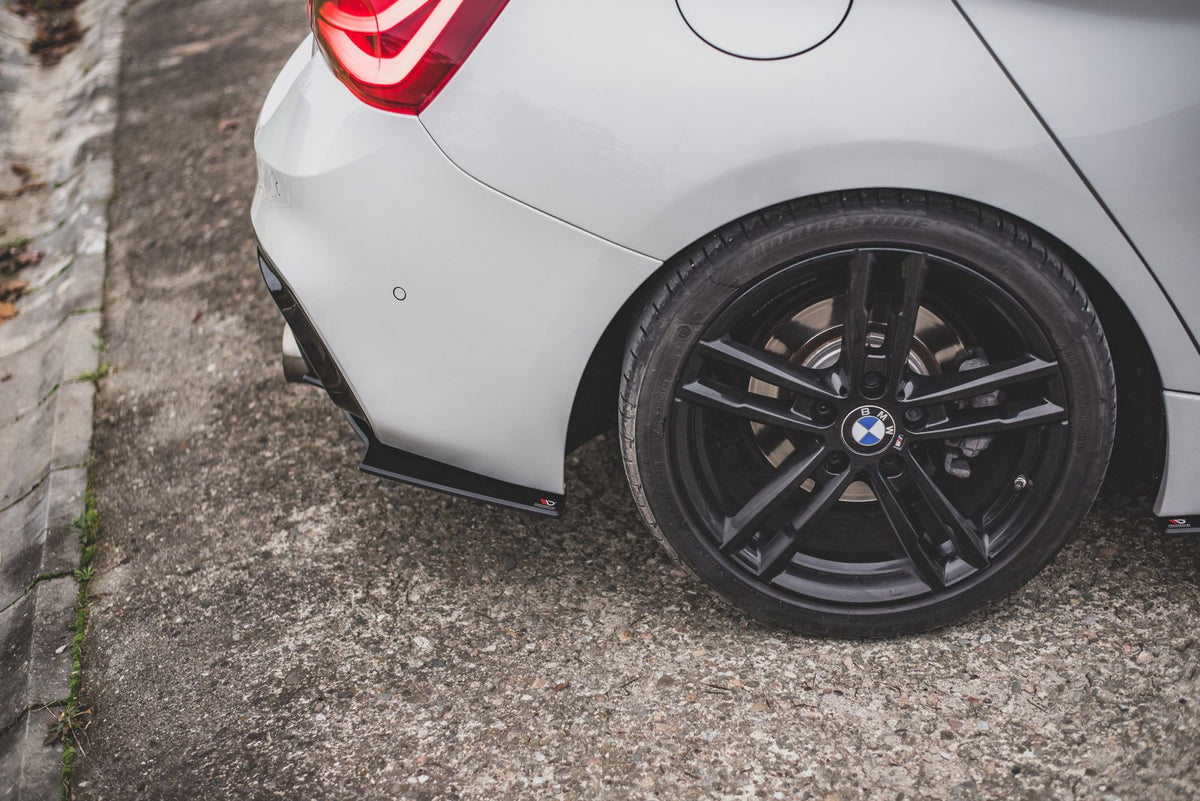 Nærbilde av sideflaps bak BMW 1 F20 M140I Facelift V.3 i matt sort finish med skarp linjeføring