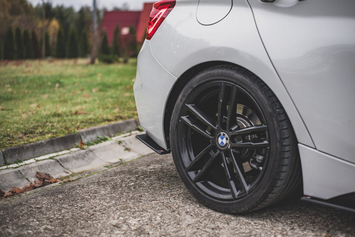 Sideflaps bak BMW 1 F20 M140I Facelift V.3 vist fra skrå vinkel med synlig aerodynamisk profil