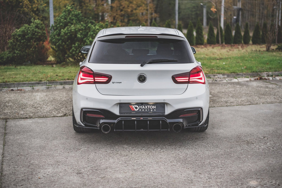Par med sideflaps bak til BMW 1 F20 M140I Facelift V.3 lagt ut på flatt underlag før montering