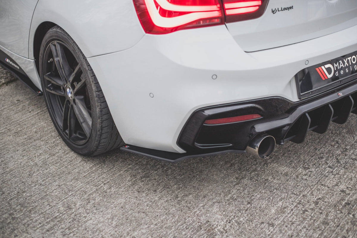 Sideflaps bak BMW 1 F20 M140I Facelift V.3 montert på svart bakstøtfanger sett fra siden