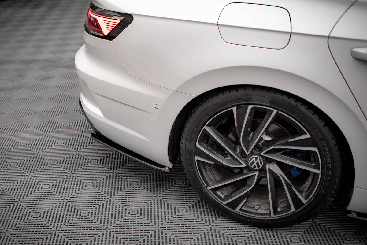 Sideflaps bak for VW Arteon R fra Maxton Design vist fra skrå vinkel