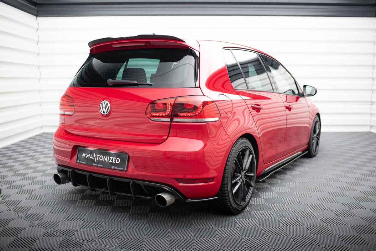 Bakre sideflaps for Golf GTI Mk6 montert på bil, skrå vinkel bakfra