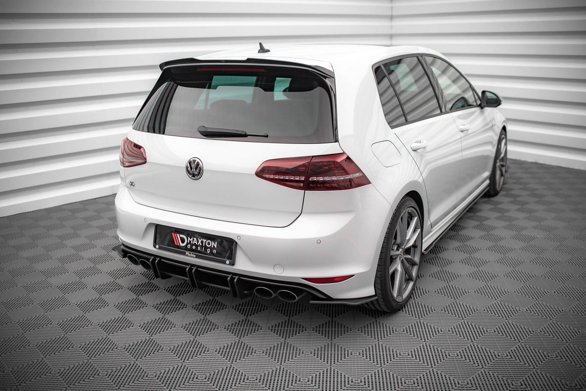 Bakre sidesplitter montert på Volkswagen Golf R Mk7 sett fra skrå vinkel
