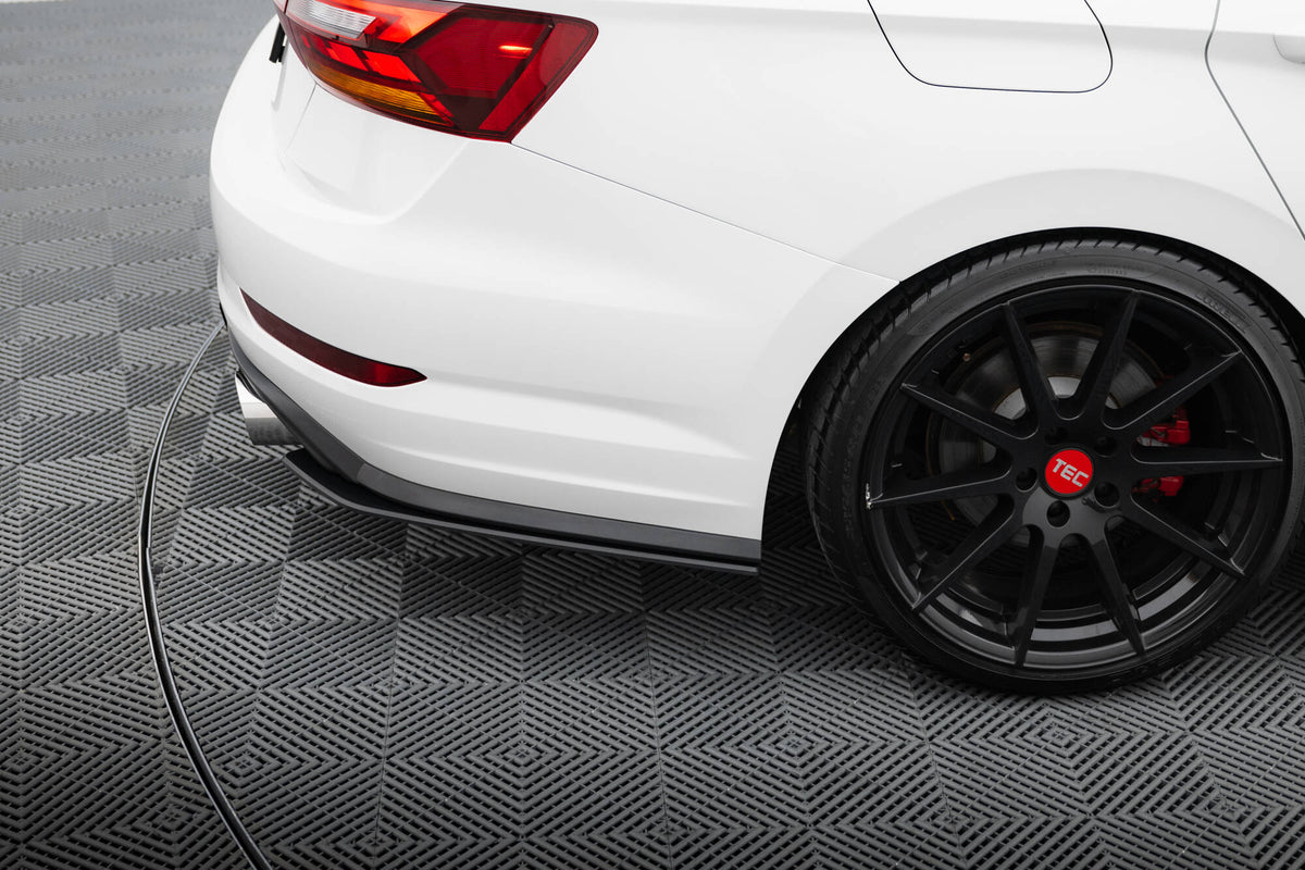 Nærbilde av Street Pro sidesplitter i 10 mm ABS-plast for Jetta GLI MK7