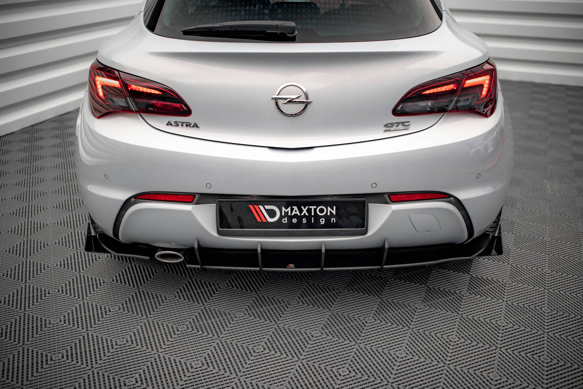 Bakvalanse og flaps til Opel Astra GTC i matt svart finish, nærbilde