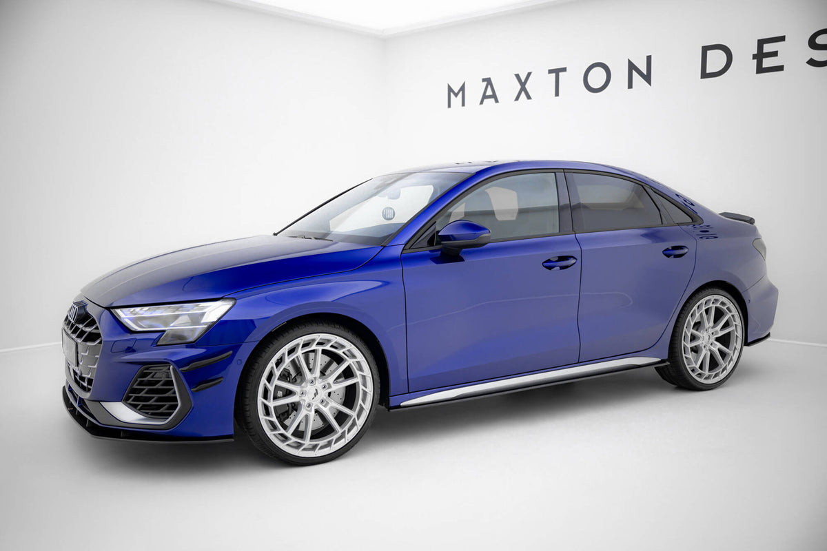 Nærbilde av V1 sideskjørt tilpasset Audi S3 Sedan 8Y Facelift med aerodynamisk splitdesign